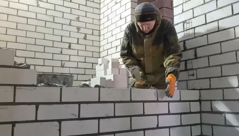 Кладка кирпича на балконе