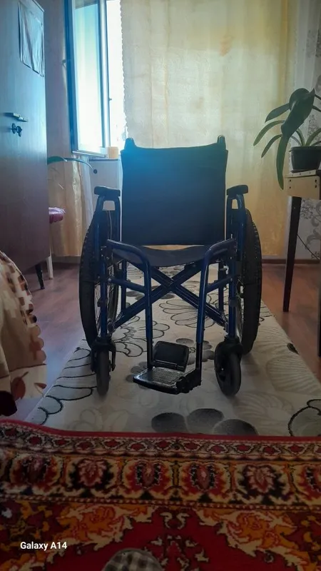 Oddiy nogironlar aravachasi. Buklanadigan yurish moslamasi. Uch oyoqli hassa. 3 Oddiy nogironlar aravachasi. Buklanadigan yurish moslamasi. Uch oyoqli hassa. 3