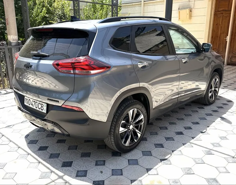 Tracker Premier. 2 Tracker Premier. 2