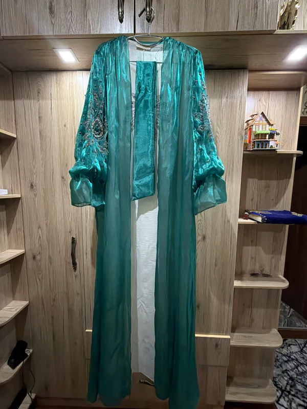 Yangi abaya bir marta kiyilgan