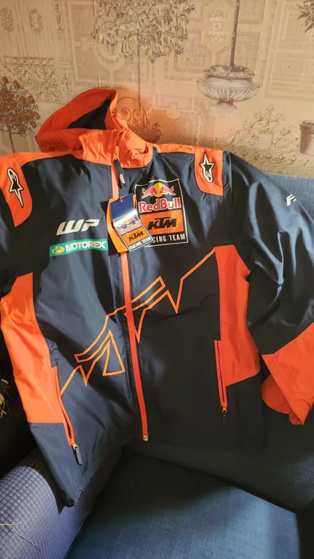 Куртка ветровка RED BULL, новая,оригинал, размер 48-50 2 Куртка ветровка RED BULL, новая,оригинал, размер 48-50 2