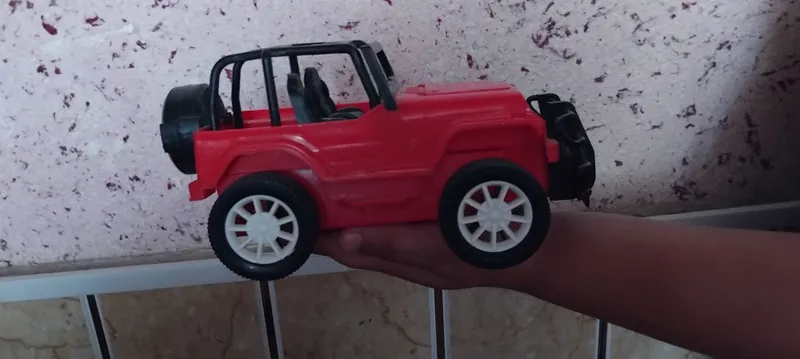 Игрушечная машинка
