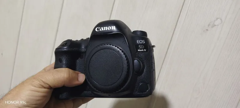 Canon EOS Mark4 s 1