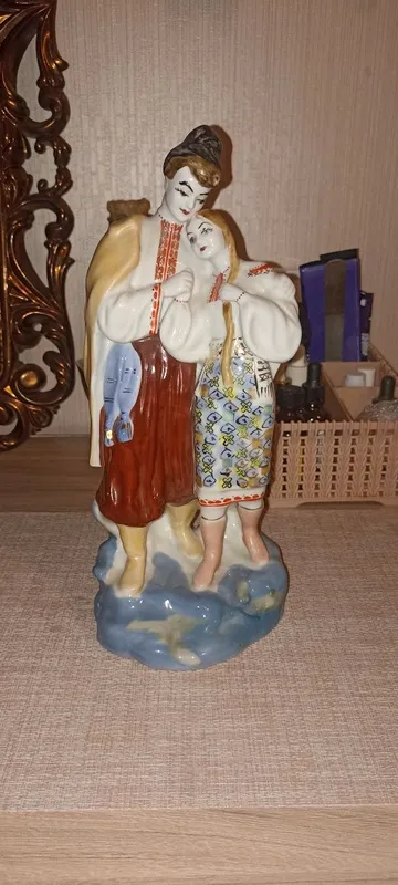 Продаю фарфоровую статуэтку