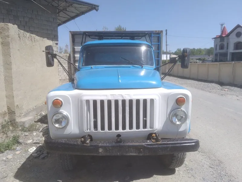 Gaz 53 samasval sotiladi ishlab chiqarilgan yili 1993 metani bor
