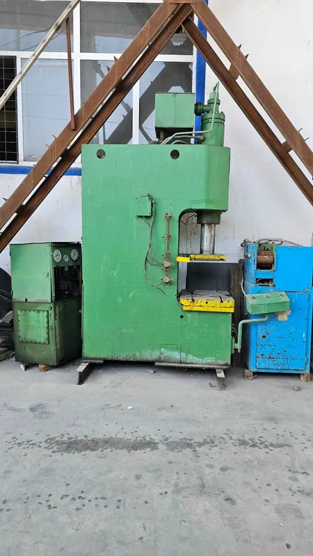 Sotiladi — 63 tonnalik gidravlik press, Ish stoli: 700 × 560 mm