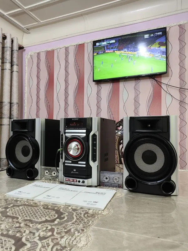 Muzikalniy sentrlar va 5.1 sistema hamda pultlar va kalonkalar bor