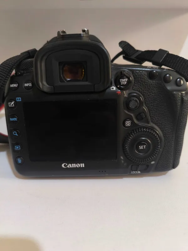Продаю комплект: Canon EOS 5D Mark IV 2