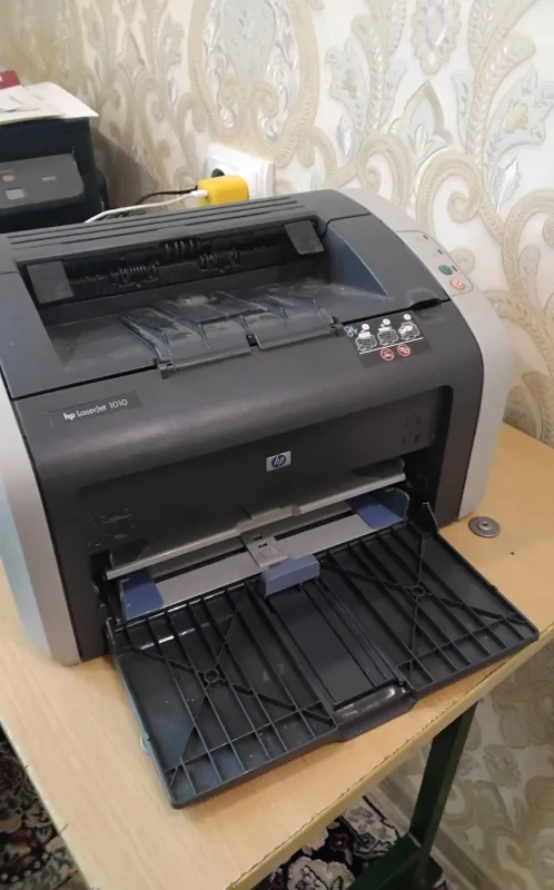 Printer sotiladi hp1010
