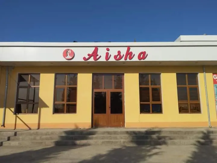 "Aisha"yozuv sotiladi.kechasi yonib turadi.bleskli