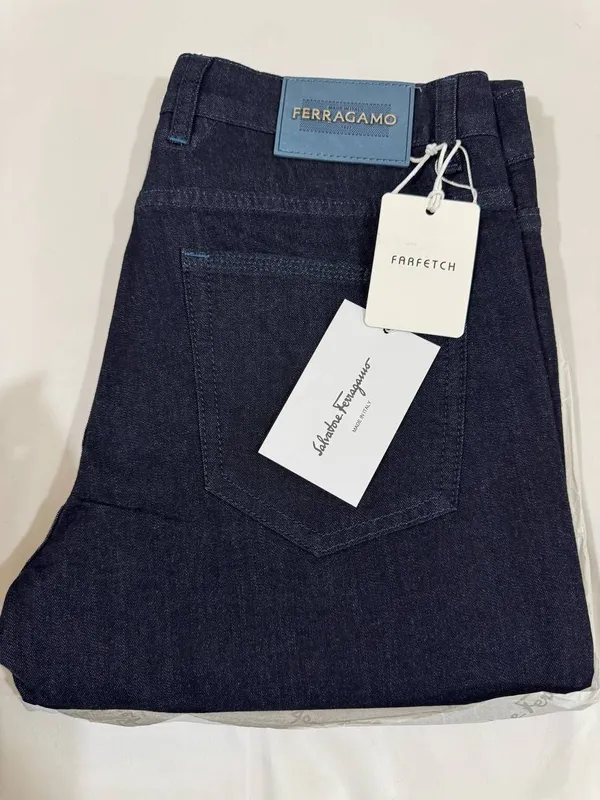 Salvatore Ferragamo (в комплекте фирменные бирки, на одной из моделей 6