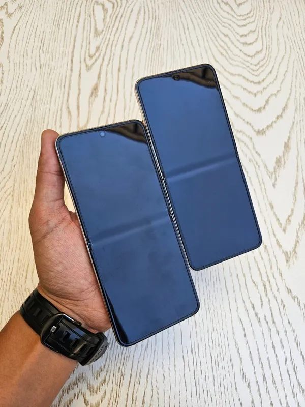 Samsung Galaxy Z Flip 5 (5G) 2 Samsung Galaxy Z Flip 5 (5G) 2