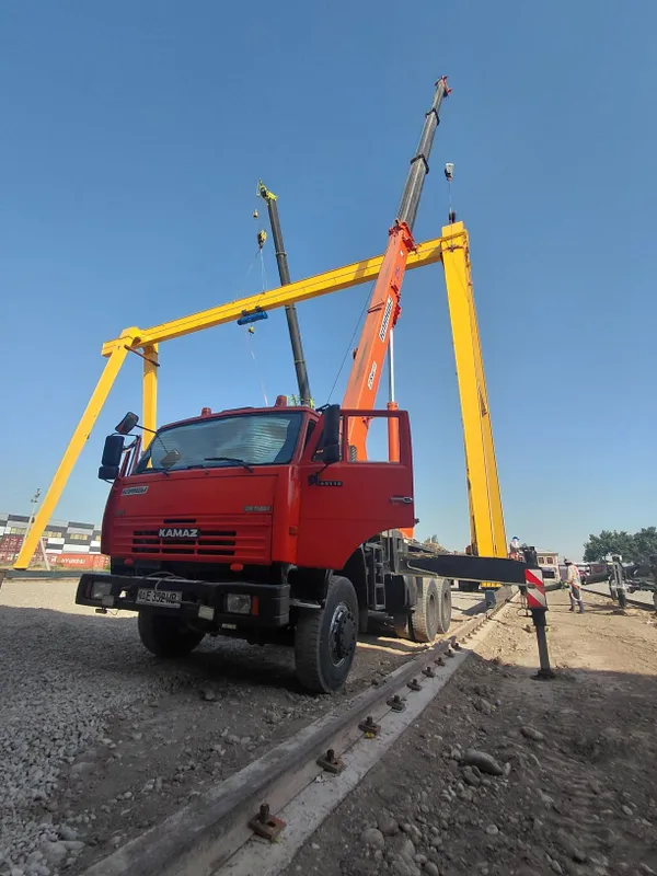 Auto kran usluga 25 ton 28 metr narhlar kelishilgan holda