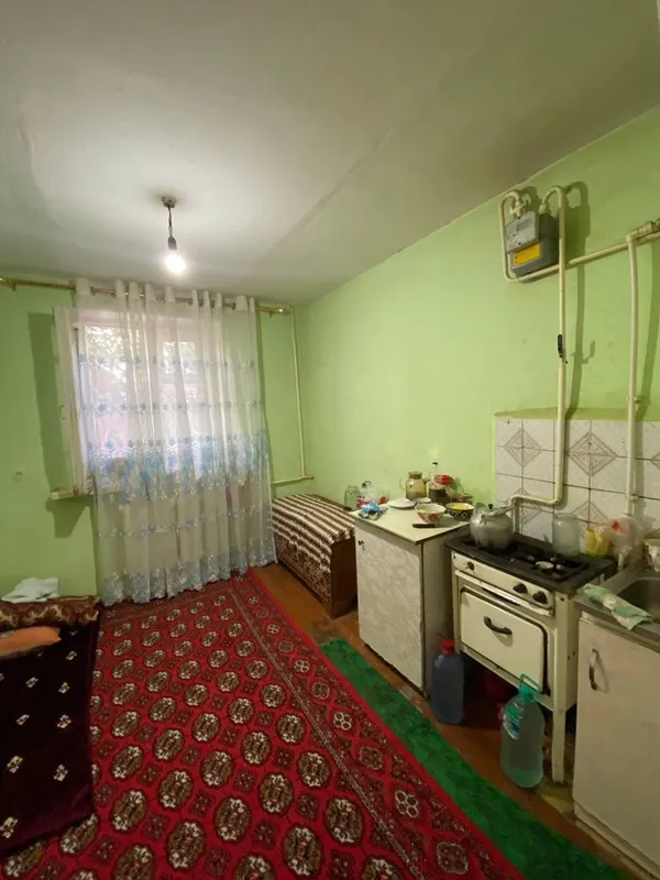 Урган. Шарк дукон ёнида 1 хоналик квартира срочно сотилади. Нархи 150м 1