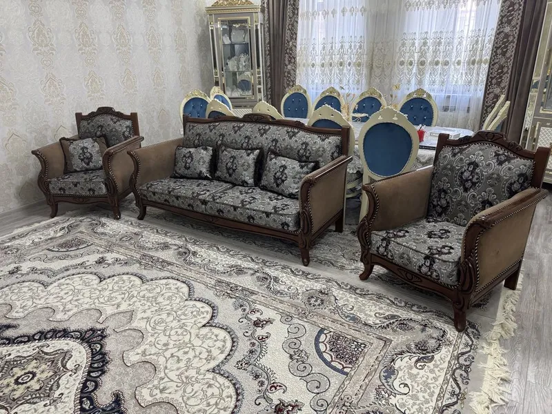 Мягкий мебель из орехового дерева.