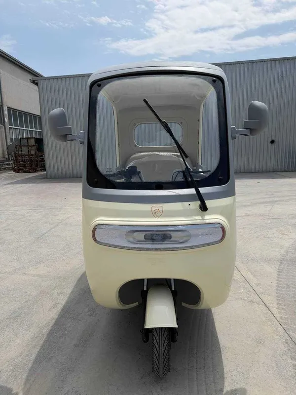 yopiq kabinali uch g‘ildirakli elektr Skuter 1