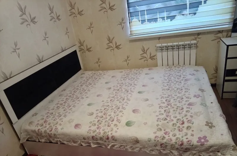 Oq rangli spalni matrasi bilan 2