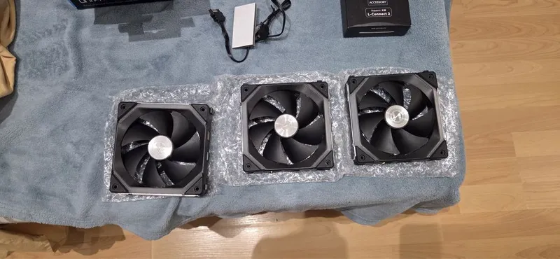 Продаются Вентиляторы для корпуса Lian Li Uni Fan SL120 V1 (9 штук)