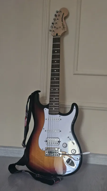 Squier by Fender Stratocaster HSS, Sunburst 1 Squier by Fender Stratocaster HSS, Sunburst 1