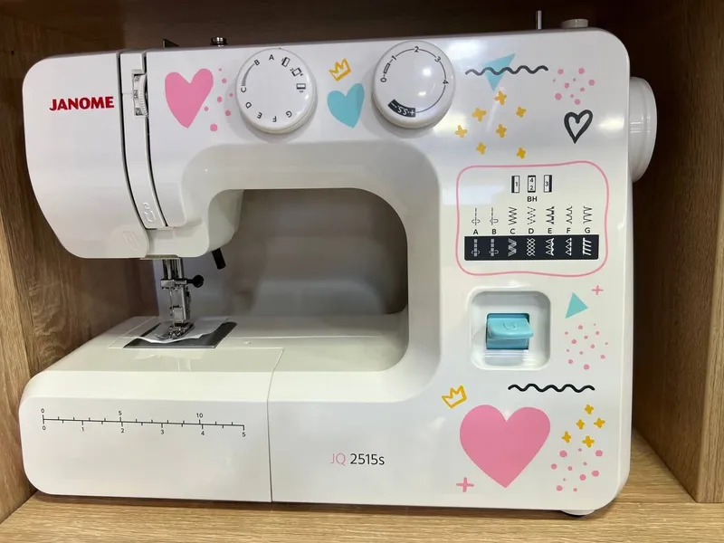 Швейная машина Janome JQ 2515S AMI 10 Гарантийный срок - 1года — фото 3