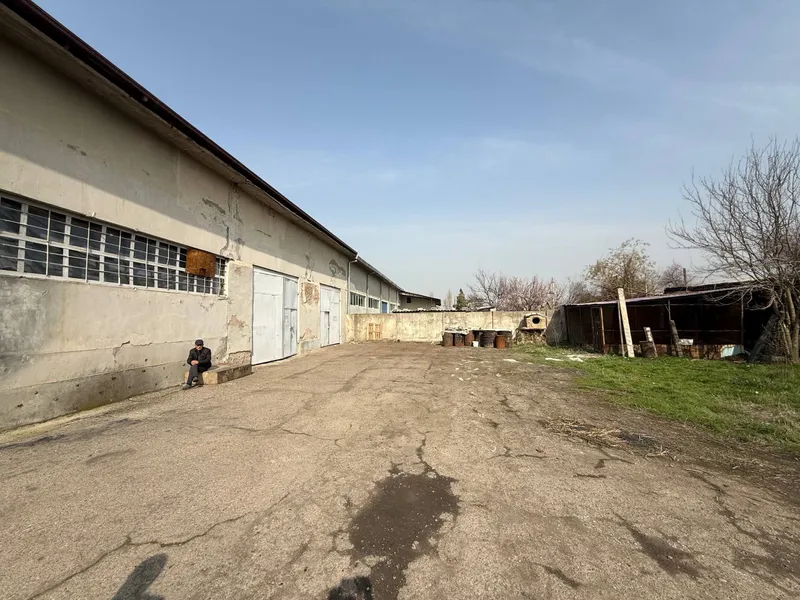 yer sotiladi ichda sex sklad bor 1 gektar