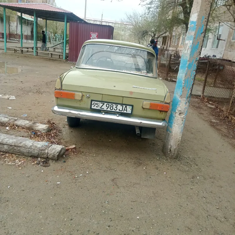 Москвич бу. . но на ходу. Мотор хороший цена 6 мил договорная — фото 1