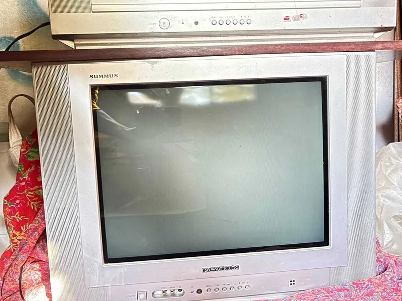продаю 2 телевизора LG — фото 1
