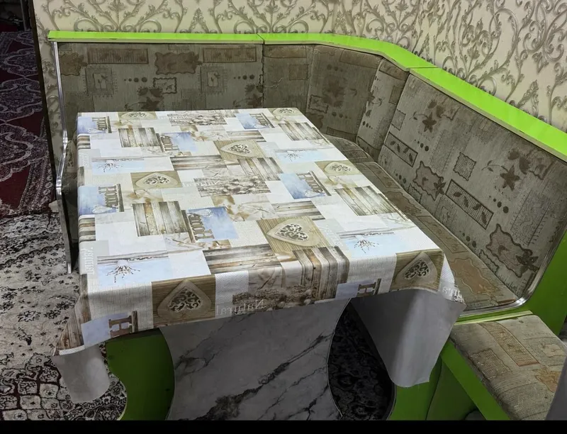 Кухонный уголок и стол. Oshxona ugoloki va stoli va 2ta tumbochka.