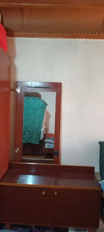 Шкаф, кровать, кресло, зеркало из качественного дерева, старые 5