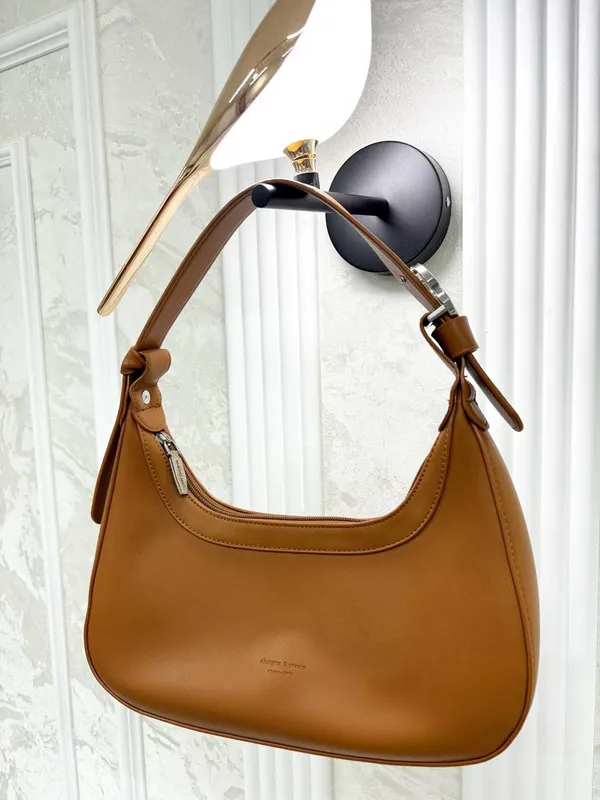 Сумка CHARLES & KEITH карамельного цвета 1 Сумка CHARLES & KEITH карамельного цвета 1