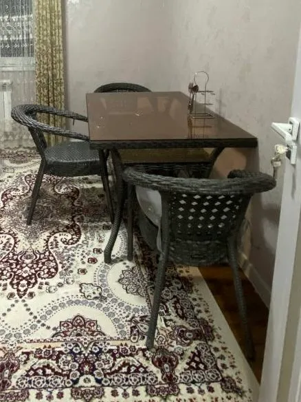 плетенный стол со стульями в комплекте