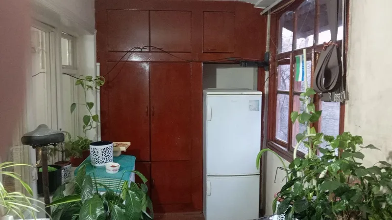 продам чиланзар 24.  двух комнатная.  балкон 2*6 2