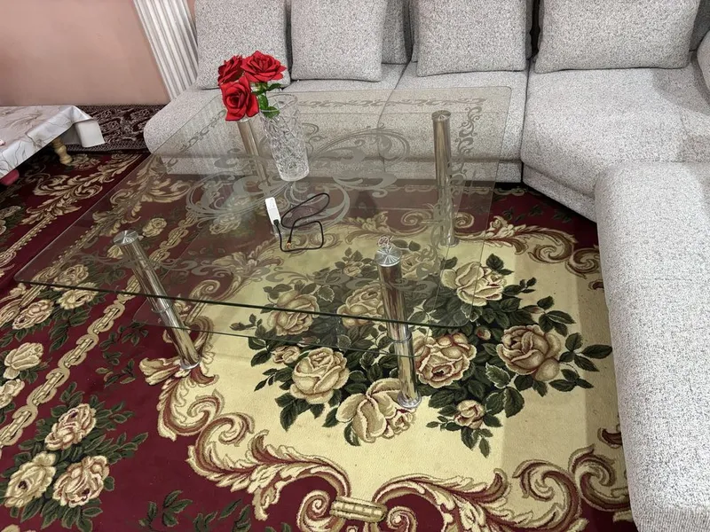 Oynali stol sotiladi 2 Oynali stol sotiladi 2