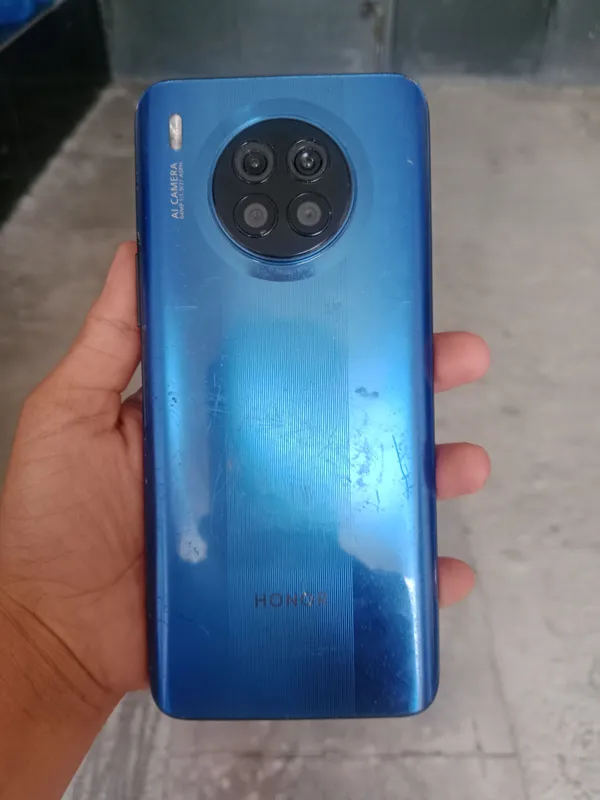 ekrani bir marta almashgan telefon