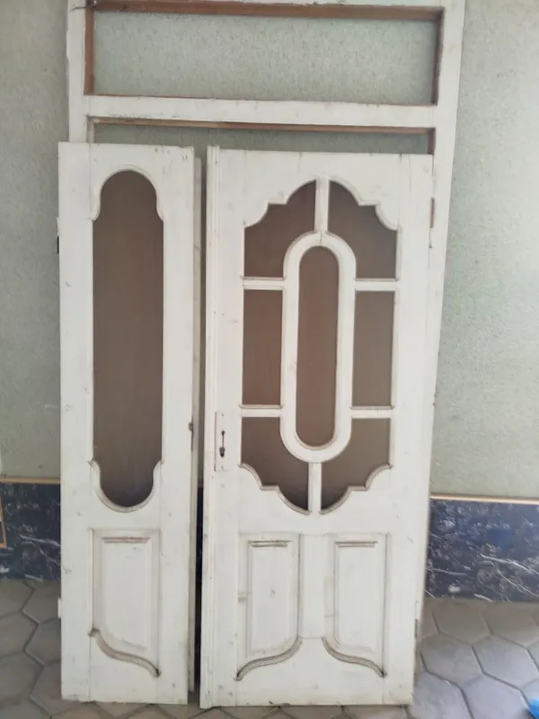 Eshiklar sotiladi, ikki tavaqali va bir tavaqaliklar bor.