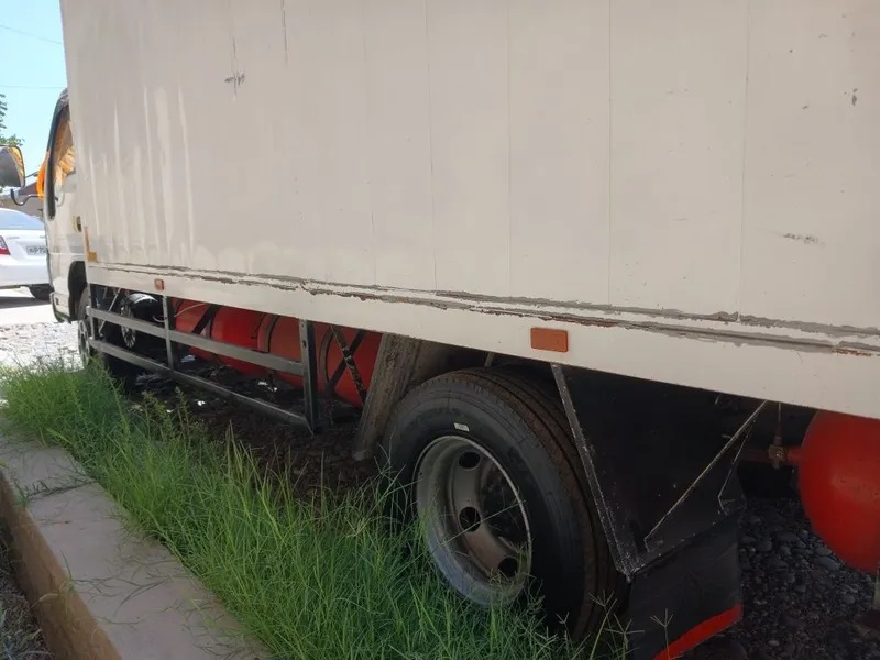 Isuzu sotiladi 5 ton 6 Isuzu sotiladi 5 ton 6