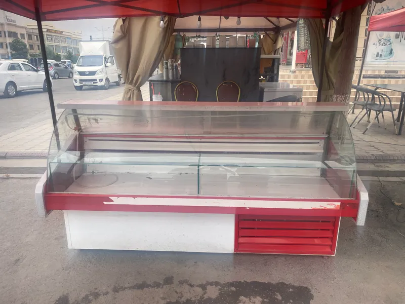 vitrina sotiladi holati yaxwi bolishi 3.000.000