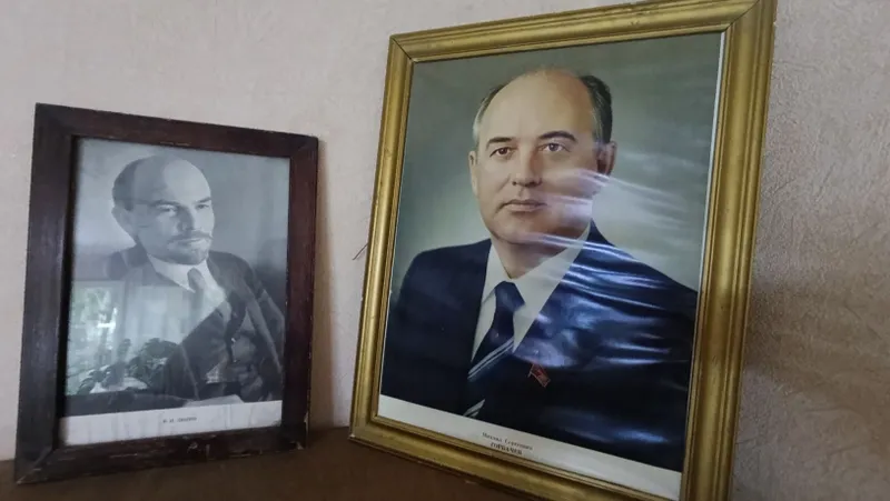 Портреты Горбачев и Ленин, бюст Ленина