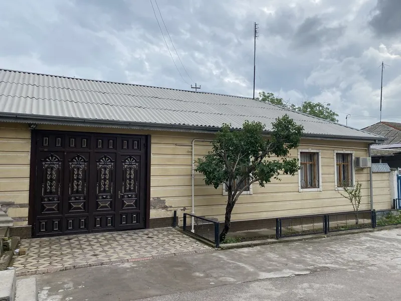 Nurafshon shaxar markazda uy.Toytepa centrda uy