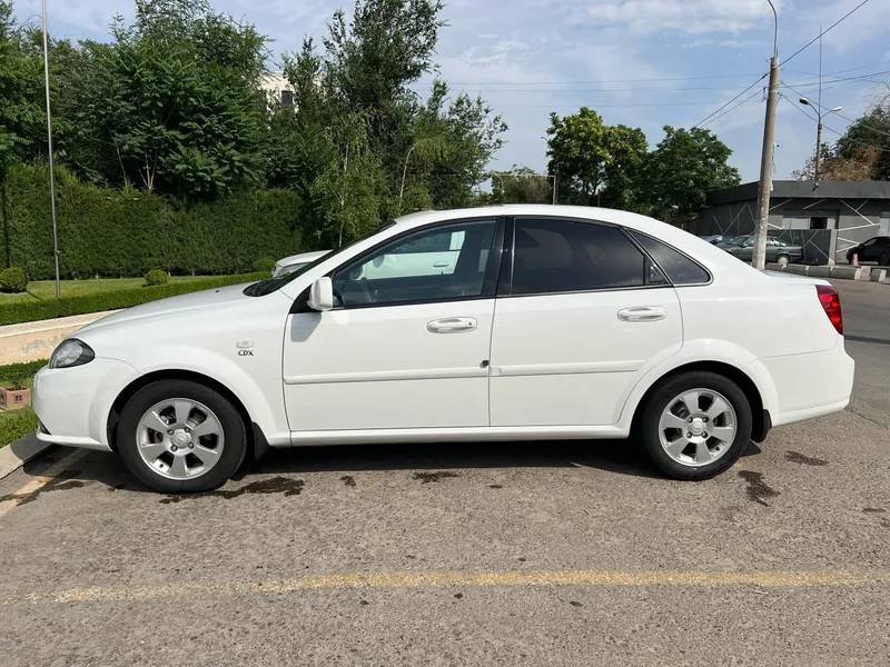 Продаю Chevrolet Gentra Белый 2022 — фото 2