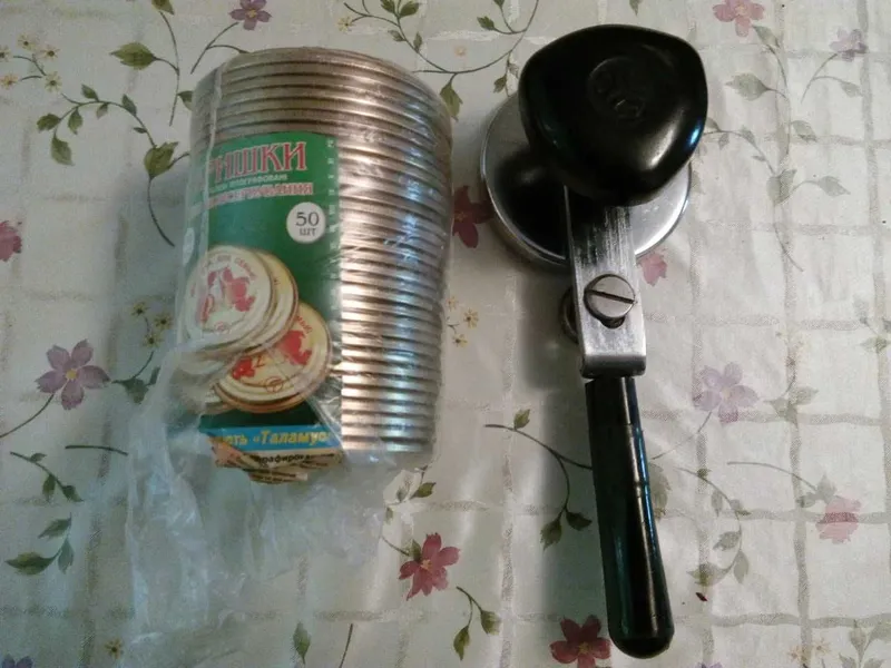 ключ для закатки крышек СССР + 32 крышки ключ для закатки крышек СССР + 32 крышки