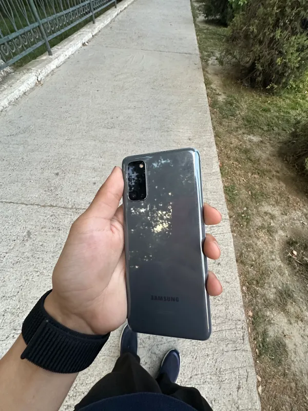 S20+5G xotiras 128 Aybi ekranda dog’I bor