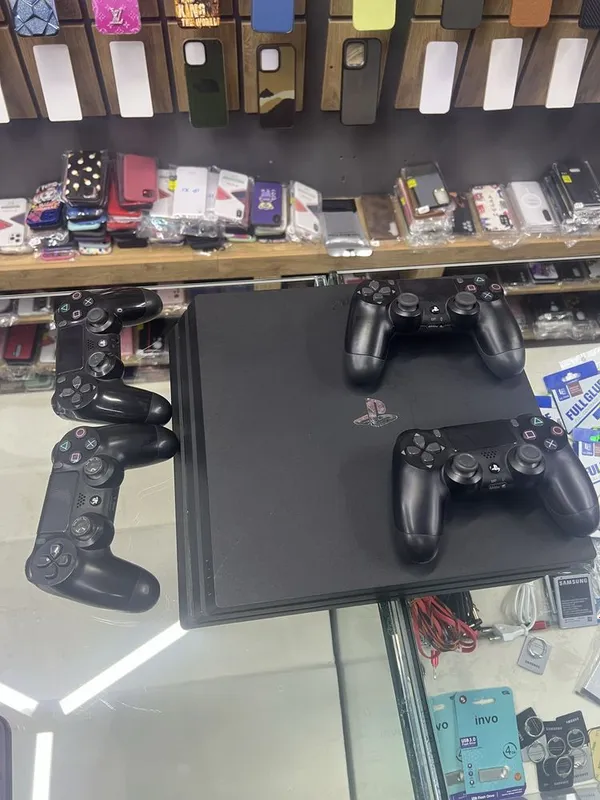 Play station 4 pro 1 trabayt sotiladi