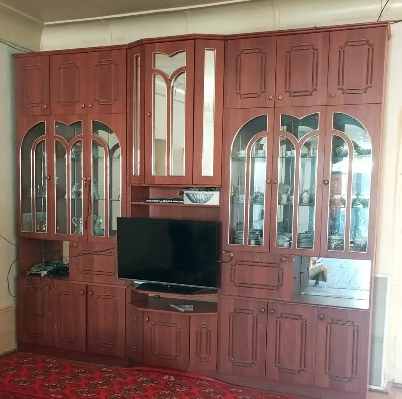 Yaxshi holatdagi zal uchun devor mebeli 2 Yaxshi holatdagi zal uchun devor mebeli 2