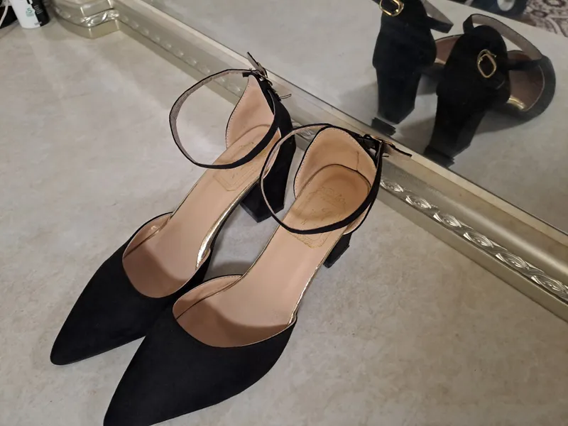Qora elegant tufli, zamsh, qizlar va ayollar uchun 1 Qora elegant tufli, zamsh, qizlar va ayollar uchun 1