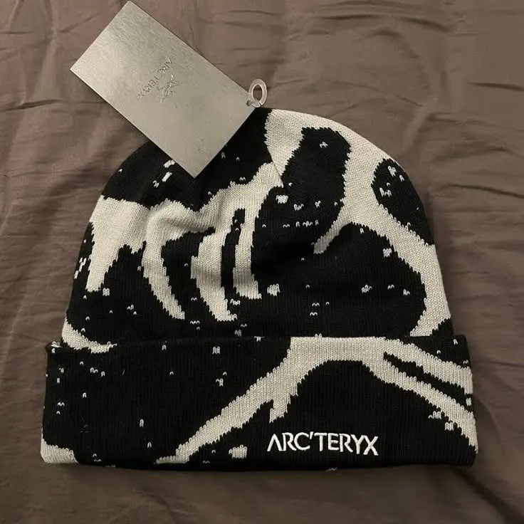 шапка Arc'teryx.