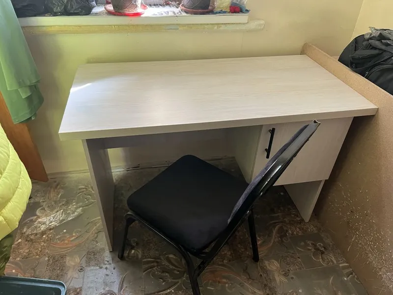 Продается письменный стол со стулом