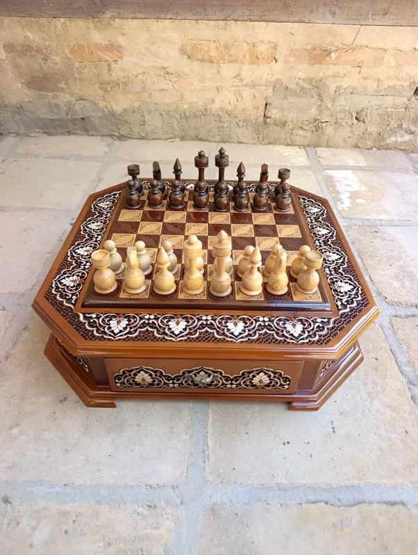 Шахматы Shaxmat 40×40 sm yongʻoqdan yasalgan 2 Шахматы Shaxmat 40×40 sm yongʻoqdan yasalgan 2