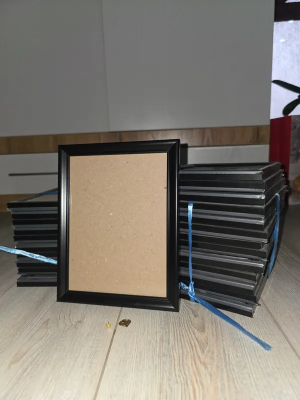 Продам рамки для фотогафий . Фоторамки чёрные.