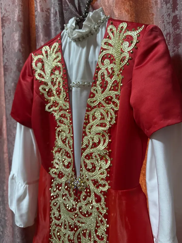 Ansanbil koylak sharfi bilan